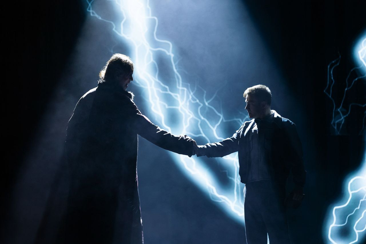 Сцена из мюзикла "Франкенштейн" Сцена из мюзикла "Франкенштейн"